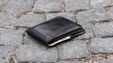 العثور على محفظة على الكورنيش البحري في صيدا العثور على محفظة على الكورنيش البحري في صيدا