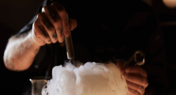 شيف شهير مزق معدة زبون بمشروبه (فيديو)