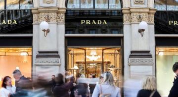  برادا تستحوذ على فيرساتشي مقابل 1.4 مليار دولار