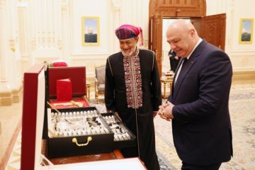 السلطان هيثم بن طارق اقام مأدبة عشاء على شرف الرئيس عون ومنحه وسام عمان العسكري من الدرجة الاولى السلطان هيثم بن طارق اقام مأدبة عشاء على شرف الرئيس عون ومنحه وسام عمان العسكري من الدرجة الاولى