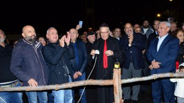 المطران العمار يضيء القرية الميلادية في مزرعة الضهر - الشوف المطران العمار يضيء القرية الميلادية في مزرعة الضهر - الشوف