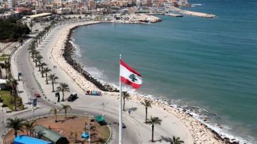 عاجل بالصورة: فتاة تمشي عارية تماما على كورنيش صور البحري وشرطة البلدية تتدخل