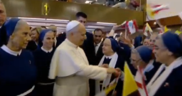 استقبال حار للبابا لاوون في مستشفى دير راهبات الصليب