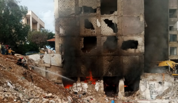 الدفاع المدني يواصل إخماد حريق داخل مبنى متضرر في حارة حريك ويخلي السكان خشية انهياره الدفاع المدني يواصل إخماد حريق داخل مبنى متضرر في حارة حريك ويخلي السكان خشية انهياره