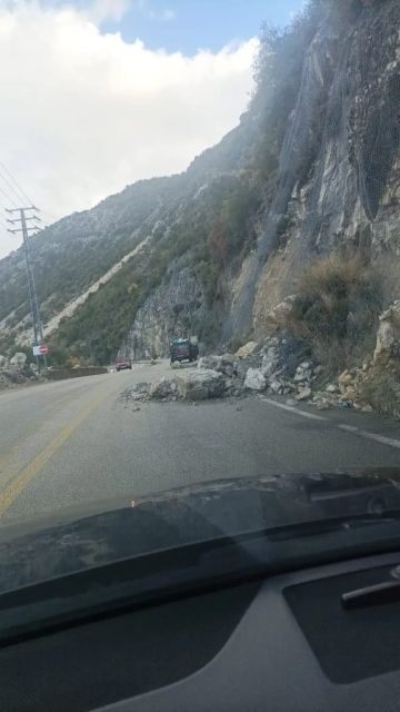 انهيار صخور على طريق تنورين