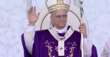 البابا لاوون الرابع عشر يختتم زيارته التاريخية للبنان برسالة سلام ودعوة لوقف الأعمال العدائية: الأسلحة تقتل أما التفاوض والوساطة والحوار فتبني.. الرئيس عون: شعبنا مؤمن قرر الصمود بالمحبة والسلام والحق