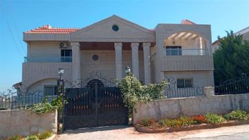 بالصور: فيلا مميزة ٣ طوابق للبيع في منطقة برج بعلبكي