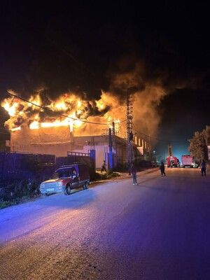 حريق كبير في معمل لتدوير البلاستيك والنيلون في الحريشة الكورة والدفاع المدني يعمل على إخماده حريق كبير في معمل لتدوير البلاستيك والنيلون في الحريشة الكورة والدفاع المدني يعمل على إخماده