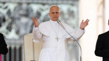 حفاوة لبنانية في استقبال البابا.. بالدموع والأرز والورود