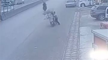 فوضى السير: دراجة نارية تخالف الاتجاه وتصيب أحد المشاة! (فيديو) فوضى السير: دراجة نارية تخالف الاتجاه وتصيب أحد المشاة! (فيديو)