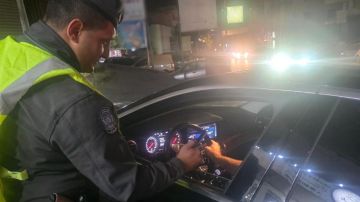 بالصور: حواجز لقياس نسبة الكحول لدى السائقين