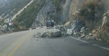 إقفال جزء من طريق تنورين عند مفترق بساتين العصي بسبب انهيار صخور نتيجة الأمطار