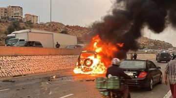 بالصور: سيارة تشتعل بالكامل عقب حادث على الطريق السريع!