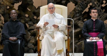 الحبر الاعظم في لقاء لمناسبة يوبيل الدبلوماسية الايطالية: لكلمات تبني الجسور وتصلح الظلم وتغفر الإهانة الحبر الاعظم في لقاء لمناسبة يوبيل الدبلوماسية الايطالية: لكلمات تبني الجسور وتصلح الظلم وتغفر الإهانة