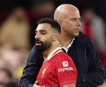 تقرير يكشف موقف لاعبي ليفربول من صراع صلاح وسلوت