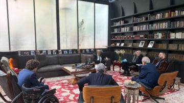 وليد وتيمور جنبلاط استقبلا لودريان وبحثا معه آخر المستجدات السياسية والأوضاع العامة وليد وتيمور جنبلاط استقبلا لودريان وبحثا معه آخر المستجدات السياسية والأوضاع العامة