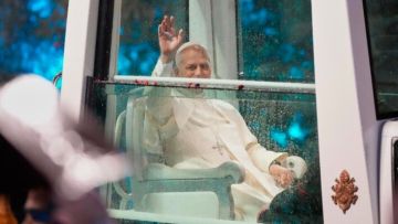 البابا لاوون يلقي التحية من الـباباموبيلي على آلاف المؤمنين على طريق عنايا