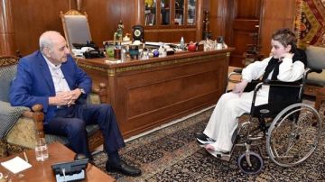 الرئيس بري استقبل عائلة السعيد شادي شرارة زوجته الجريحة أماني بزي وابنتها الناجية من المجزرة الطفلة الجريحة أسيل شرارة الرئيس بري استقبل عائلة السعيد شادي شرارة زوجته الجريحة أماني بزي وابنتها الناجية من المجزرة الطفلة الجريحة أسيل شرارة