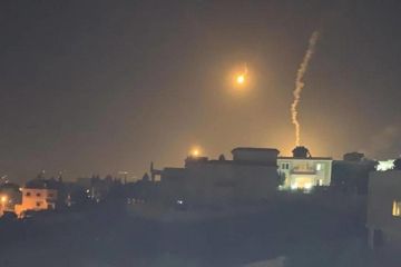 النشرة: تمشيط ناري غزير باتجاه بلدة عيترون وإطلاق قنابل مضيئة فوق بلدة يارون النشرة: تمشيط ناري غزير باتجاه بلدة عيترون وإطلاق قنابل مضيئة فوق بلدة يارون