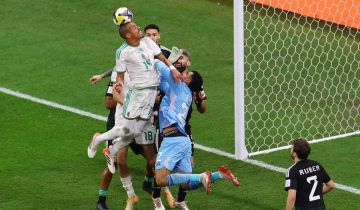 الأمارات تجرد الجزائر من لقب كأس العرب بطريقها الى نصف النهائي..