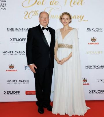 الأميرة شارلين تتألق بإطلالة ساحرة من جيني بيكهام في حفل بال no l موناكو الأميرة شارلين تتألق بإطلالة ساحرة من جيني بيكهام في حفل بال no l موناكو