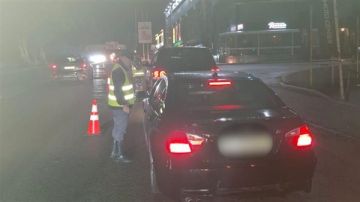 بالصور- حواجز أمنية لقياس نسبة الكحول لدى السائقين! بالصور- حواجز أمنية لقياس نسبة الكحول لدى السائقين!