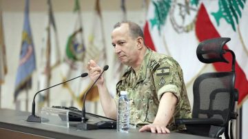 قائد الجيش زار ثكنة صور مع وفد من السفراء والملحقين العسكريين قائد الجيش زار ثكنة صور مع وفد من السفراء والملحقين العسكريين