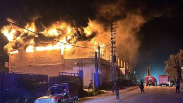 بالفيديو: حريق كبير في معمل لتدوير البلاستيك... وجهود لمنع امتداه إلى الأبنية والمصانع المجاورة!