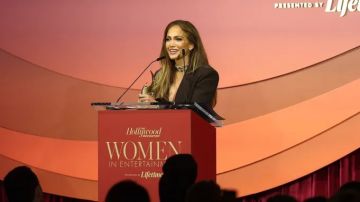 جينيفر لوبيز تبكي لحظة تكريمها وتسلمها جائزة العدالة في حفل THR للنساء