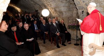 الرئيس عون واللبنانية الأولى شاركا في الزيارة الروحية الحاشدة لقداسة البابا الى ضريح القديس شربل في عنايا الرئيس عون واللبنانية الأولى شاركا في الزيارة الروحية الحاشدة لقداسة البابا الى ضريح القديس شربل في عنايا