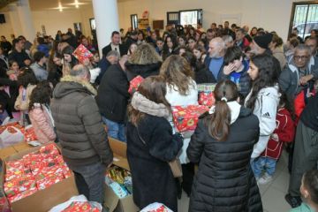 جامعة الروح القدس الكسليك والرهبانية اللبنانية المارونية وزعتا هدايا على أطفال الجنوب في رميش