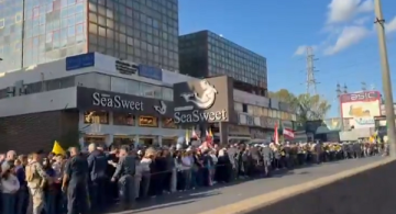 تجمع حشود على طول اوتوستراد زوق مكايل وصولا الى زوق مصبح بانتظار مرور موكب البابا الى ساحة الشهداء