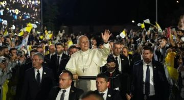 البابا بلا زجاج عازل بين الشبيبة في بكركي (فيديو) البابا بلا زجاج عازل بين الشبيبة في بكركي (فيديو)