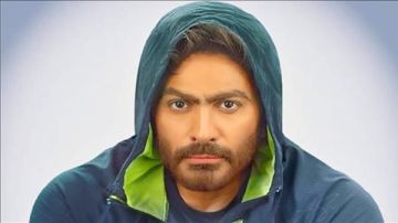 بدا متعبا ولا يستطيع المشي.. أول إطلالة لتامر حسني بعد استئصال جزء من كليته يثير قلق الجمهور (فيديو) بدا متعبا ولا يستطيع المشي.. أول إطلالة لتامر حسني بعد استئصال جزء من كليته يثير قلق الجمهور (فيديو)