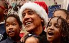 بقبعة بابا نويل أوباما فاجأ مجموعة من التلاميذ!