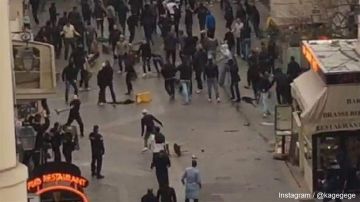 فيديو - اشتباكات عنيفة بين مشجعي أستون فيلا وسان جيرمان فيديو - اشتباكات عنيفة بين مشجعي أستون فيلا وسان جيرمان