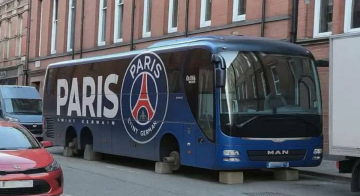 صورة لحافلة باريس سان جيرمان قبل ساعات من مواجهة أستون فيلا تثير جدلا واسعا