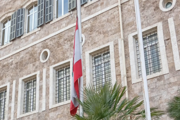 بالصور - تنكيس العلم اللبناني فوق السراي الحكومي حدادا بالصور - تنكيس العلم اللبناني فوق السراي الحكومي حدادا