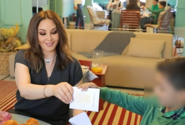 لفتة إنسانية لـملكة الإحساس تثير تفاعلا كبيرا على مواقع التواصل (فيديو)