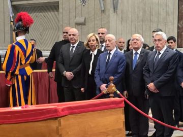 عون واللبنانية الاولى القيا النظرة الأخيرة على نعش البابا الراحل فرنسيس