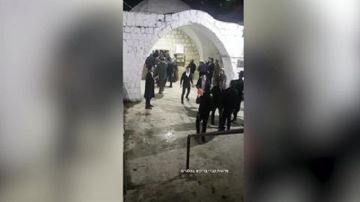 فلسطين بحماية قوات الإحتلال.. مستوطنون يقتحمون قبر يوسف في نابلس