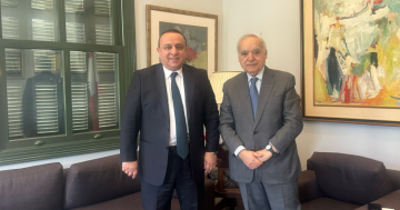 سلامة يتسلم دعوة للمشاركة في مؤتمر اقتصادي دولي في باريس