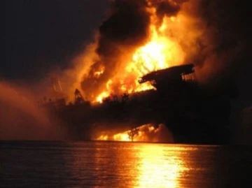 اليمن: شهداء وجرحى في عدوان أميركي مزدوج على ميناء رأس عيسى في الحديدة اليمن: شهداء وجرحى في عدوان أميركي مزدوج على ميناء رأس عيسى في الحديدة