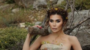 نادين الراسي تطل بفستان شفاف مستوحى من الطبيعة: بدك تعيش الحياة أو بدك تعيش للمصاري؟! (صور)