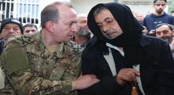 قائد الجيش قدم التعازي بشهيدي بريقع وأشاد بمناقبيتهما واندفاعهما قائد الجيش قدم التعازي بشهيدي بريقع وأشاد بمناقبيتهما واندفاعهما