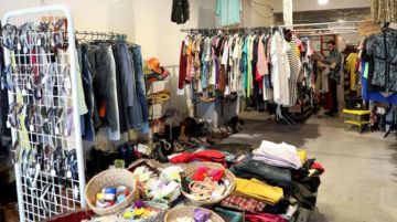 توزيع ثياب على الناس.. مبادرة انسانية من هيئة أبي ذي الغفاري