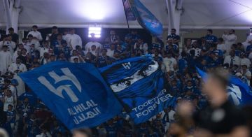 تخلوا عن قمصانهم وشعاراتهم.. مشجعو الهلال يثيرون الجدل بتصرفهم خلال لقاء الاتفاق