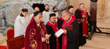 الراعي في رتبة سجدة الصليب: فلنصل الى المسيح الرب كي يجعلنا نحول بالحب والخدمة كل شر الى خير الراعي في رتبة سجدة الصليب: فلنصل الى المسيح الرب كي يجعلنا نحول بالحب والخدمة كل شر الى خير