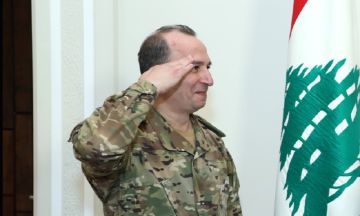 قائد الجيش استقبل وفدا فرنسيا قائد الجيش استقبل وفدا فرنسيا