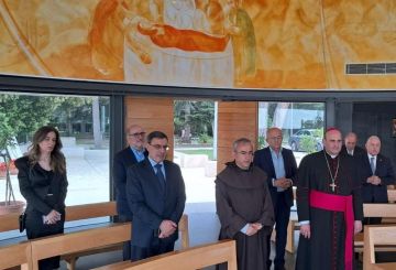 لبنان يودع بابا الفقراء: شخصيات روحية وسياسية في السفارة البابوية لتقديم العزاء